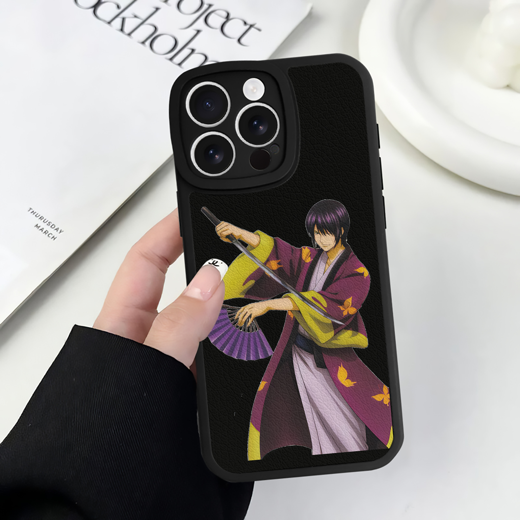 （画像用） ぎんたま 坂田銀時（さかたぎんとき） 神楽 志村新八（しむら しんぱち） GINTAMA Sakata Gintoki Kagura Shimura Shinpachi 【iPhone 16シリーズ対応】シリコンスマホケース（レザー調） 材質：シリコン